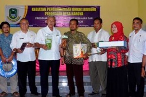 Bupati Kunimngan berfoto bersama usai menyerahkan bantuan kepada kelompok UMKM Desa Karoya.